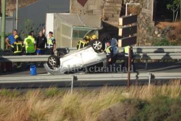 Cuatro heridos en el aparatoso vuelco de un vehículo en la rotonda de Tara-Telde (Foto TA)